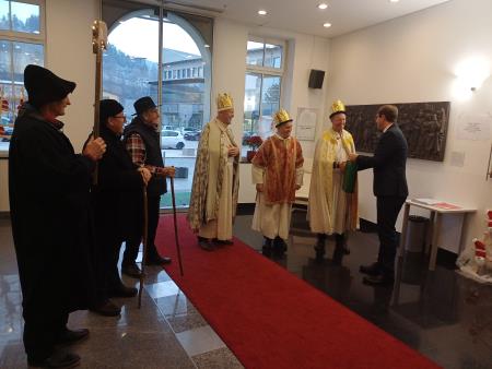 Ravenski koledniki prepevali kolednice v Mestni hiši (9)